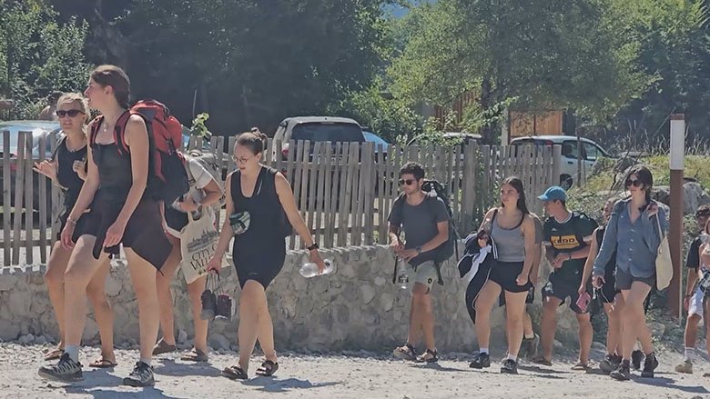 Thethi i rikthehet normalitetit, turistët nga e gjithë bota zgjedhin zemrën e Alpeve shqiptare