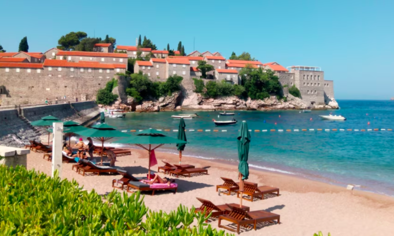 Hotelet në Mal të Zi ulin “yjet” për ta shmangur taksën e lartë