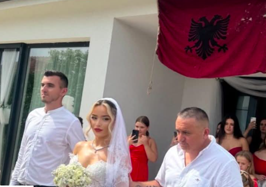 Dasma që bëri histori – flamuri kuq e zi ngritet pas më shumë se një shekulli
