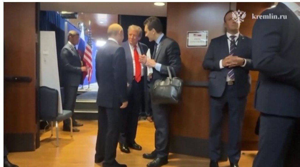 Putin i sëmurë? Momenti kur këmbët e presidentit rus dridhen gjatë bisedës me Trump