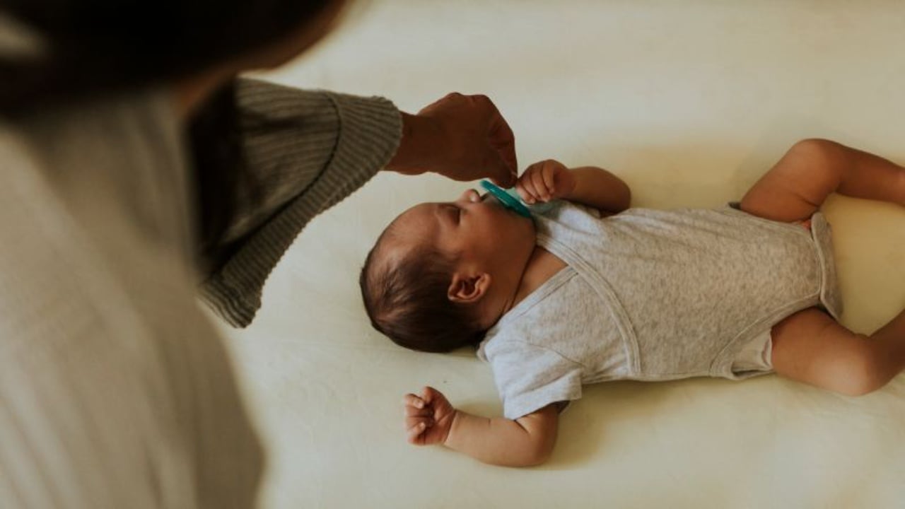 Nga djepi te ushqimi, 5 këshilla të kujdesit për foshnjat që kanë ndryshuar me kalimin e viteve
