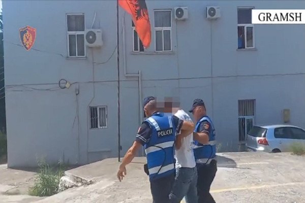 ​Ndezin zjarr në pyll, kapet në flagrancë 26-vjeçari, procedohet penalisht babai i tij