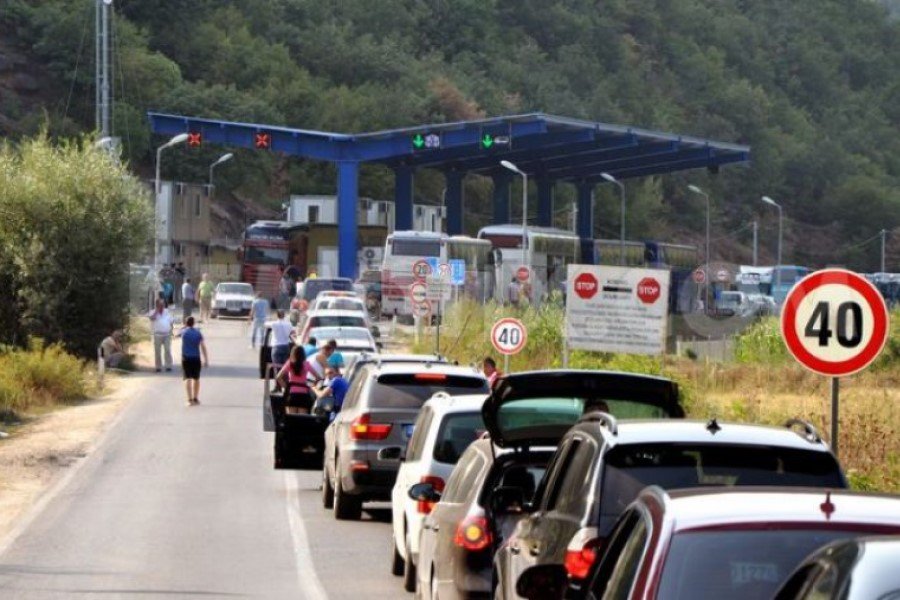 Pikat kufitare: Deri në 1 orë pritje për dalje nga “Dheu i Bardhë”