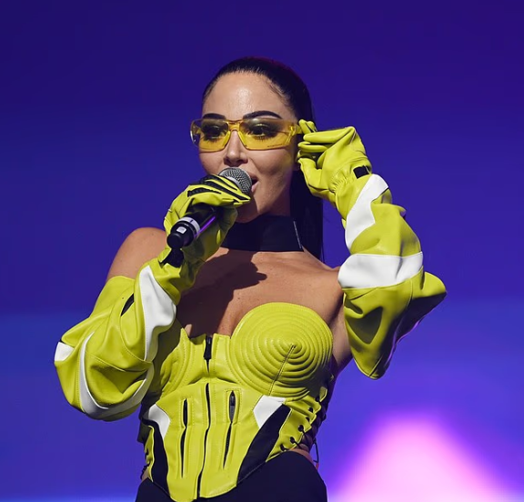 Tulisa rikthehet në qendër të vëmendjes në “Manchester Pride” me një paraqitje tërheqëse