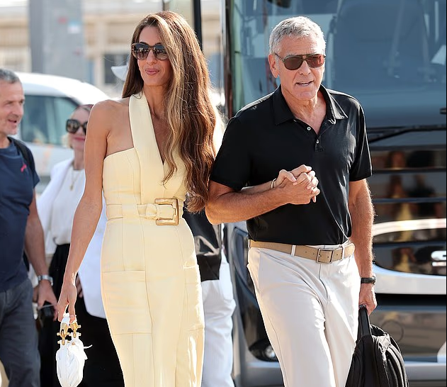 Amal Clooney shkëlqen në një fustan veror, dorë për dore me George Clooney në Venecia