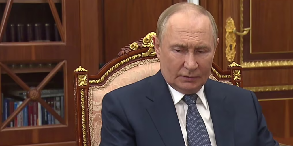 Rafti i librave të Putinit: Hulumtimi i REL-it zbulon se si Kremlini po i paraqet pamjet e vjetra si të reja