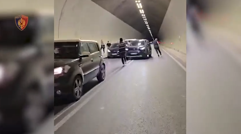 U kap në flagrancë duke transportuar 2 armë zjarri kallashnikov nga Burreli në Tiranë, pranga 22-vjeçar