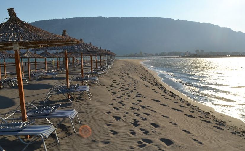 Një ditë pas stuhisë, pushuesit nga Kosova mbushin sërish plazhin e Velipojës