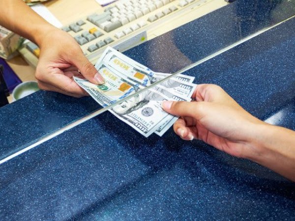 Euroja dhe dollari humbin terren në këmbim me lekun