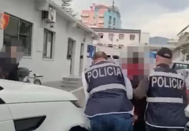 Dhunoi dhe kanosi gruan, arrestohet 57-vjeçari, gjatë kontrollit i gjenden edhe…