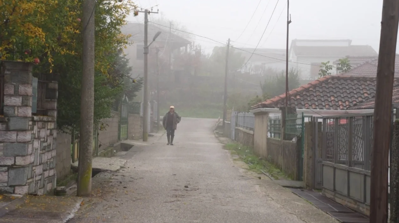Fshati që po shuhet, nuk ka fëmijë/ Më i riu është 65 vjeç, mbyllet shkolla në fshatin Andon Poçi në Gjirokastër