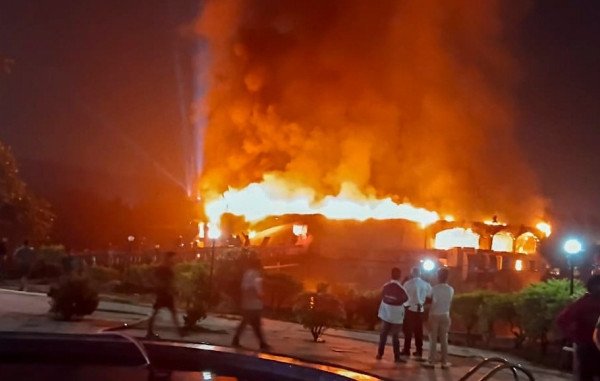 ​Zjarri përshkon një klub nate në Indi, të paktën 25 të vdekur