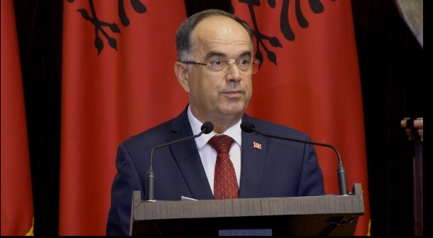 Begaj nënshkruan ligjinm rivlerësim i pronave me tatim vetëm 5% në gjithë vendin