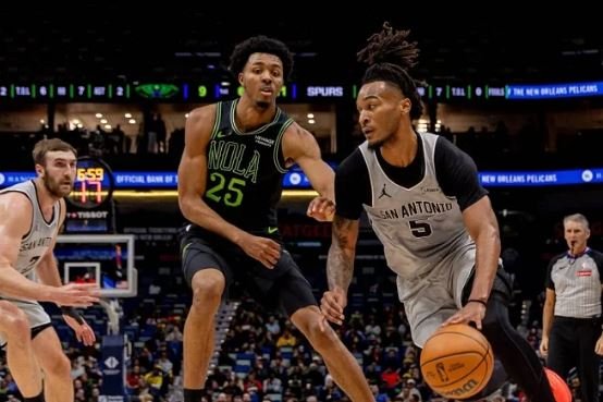 San Antonio e Phoenix triumfojnë jashtë fushe