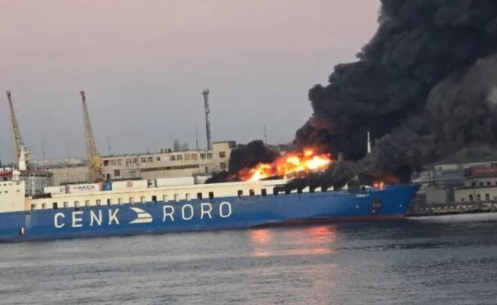 Momenti kur një dron rus godet anijen turke në portin e Odesës