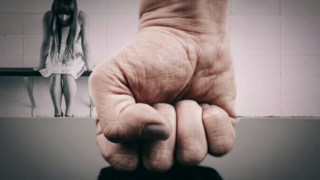 Strehëzat e dhunës/ Abuzimet në familje mbeten alarmante, 13 gra çdo ditë kërkojnë ndihmë dhe mbrojtje