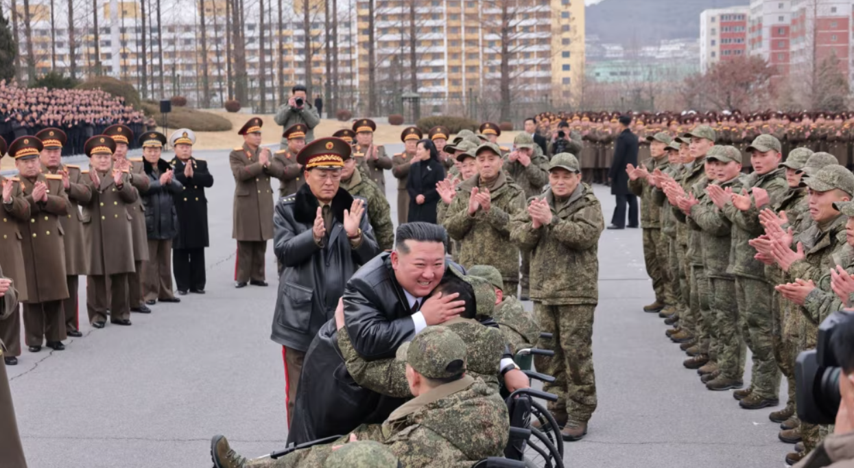 Kim Jong Un lartëson trupat koreanoveriore pas kthimit nga misioni në Rusi