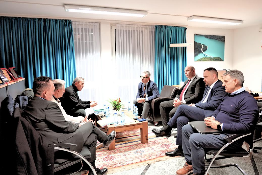 LAPSH “Naim Frashëri” dhe Ambasadori Mentor Latifi diskutojnë për mbështetjen e arsimit shqip në diasporë