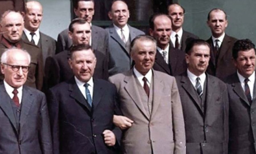  Uniformë ushtarake si Titos, dështimi i propozimit të Ramiz Alisë për veshjen e Enver Hoxhës më 1984! 