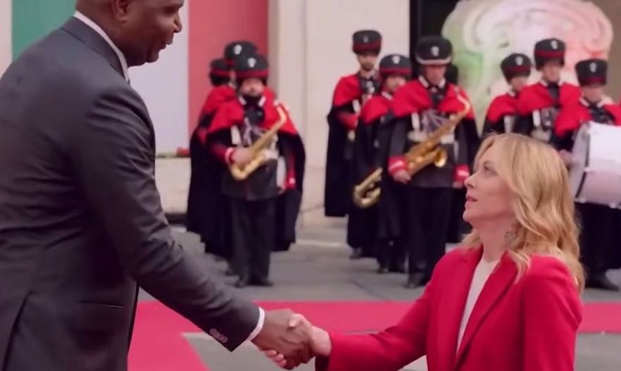 Meloni bëhet virale, momenti kur takon Presidentin e Mozambikut mbi 2 m të gjatë