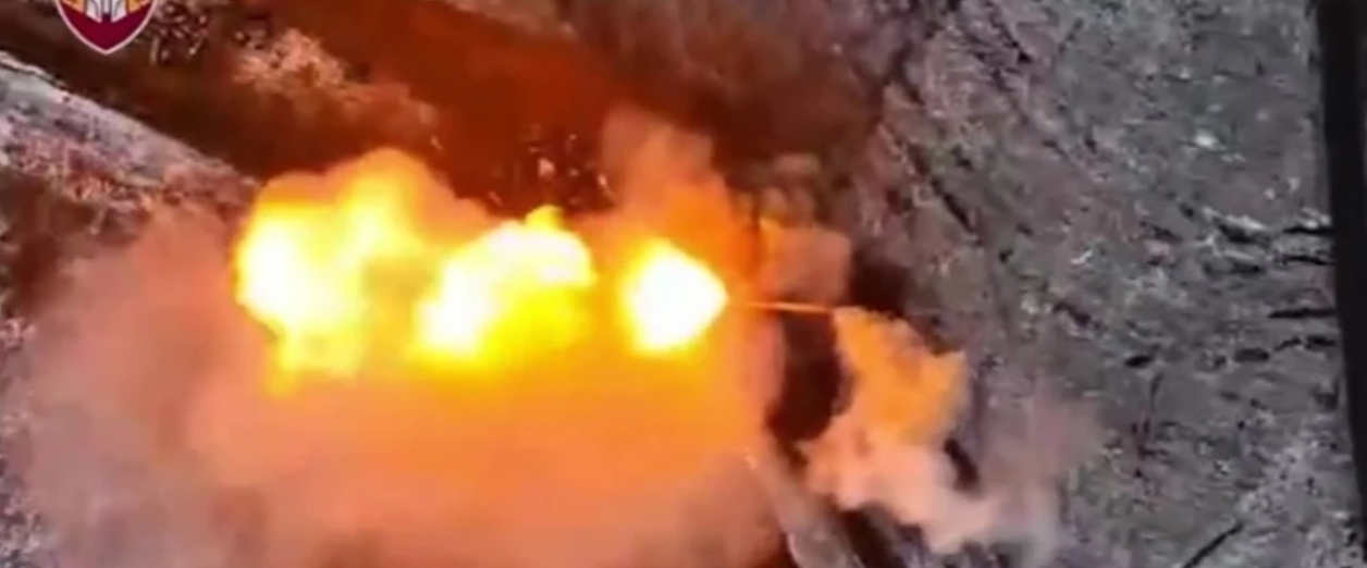 Ukrainasit shkatërrojnë konvojin rus të tankeve dhe autoblindave që tentonte t’i surprizonte në mjegull