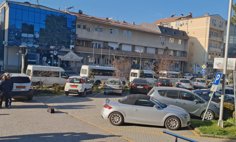 Transportuesit e nxënësve bllokojnë rrugën para Komunës së Gostivarit dhe paralajmërojnë bojkot për borxhet e papaguara