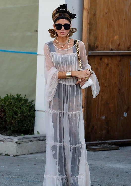 Kate Beckinsale “ndez” rrugët e Los Angelesit me fustan transparent