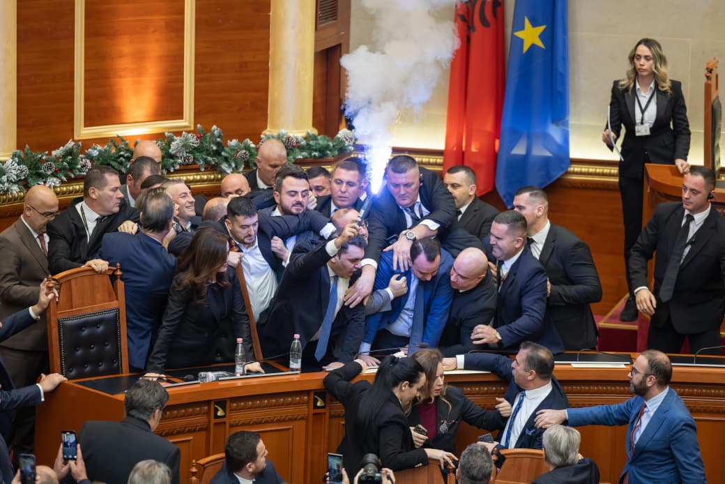 PS kërkoi përjashtimin e 29 deputetëve të PD pas kaosit në Kuvend, shtyhet mbledhja e Sekretariatit të Etikës!