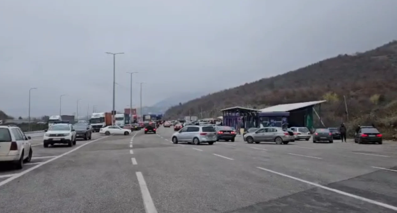 Fluks i lartë automjetesh edhe në kufirin Shqipëri-Kosovë, radhë të gjata dhe vonesa në pikën e kalimit kufitar