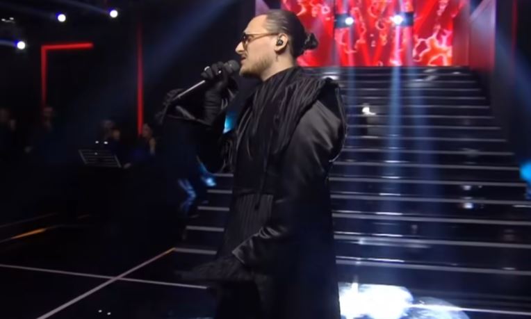 “Nana po pret në derë”, çfarë mesazhi ka kënga fituese që do të shkojë në Eurovision