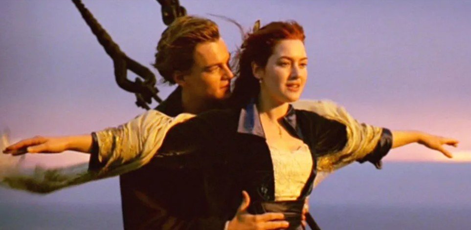 “Kisha frikë edhe të flija” – Ylli i “Titanic” tregon “traumën” që përjetoi nga paparacët në fillimet e karrierës: Nuk isha gati për atë botë