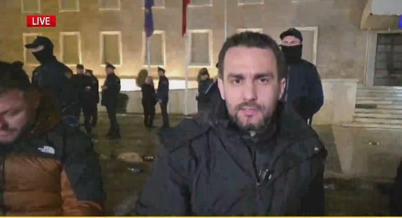 “Kemi armik të përbashkët”- Lapaj rikthehet në protestën para Kryeministrisë