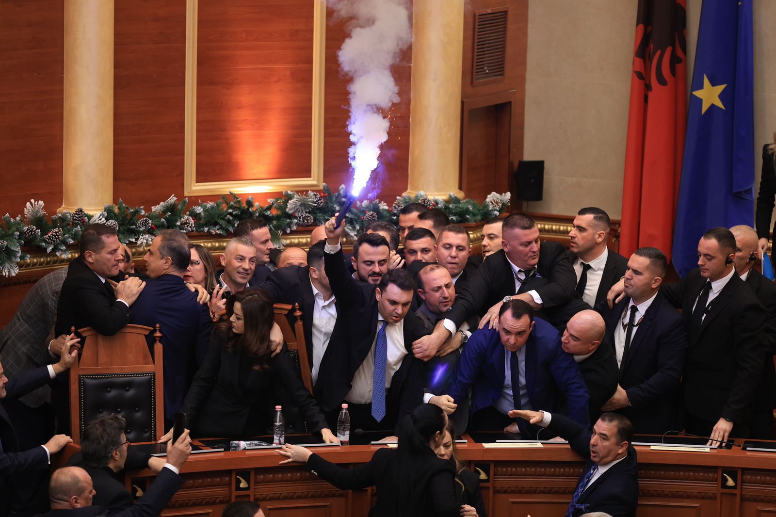 Kaosi në Kuvend/ PS kërkon përjashtimin e 29 deputetëve të opozitës, mblidhet sot Sekretariati i Etikës