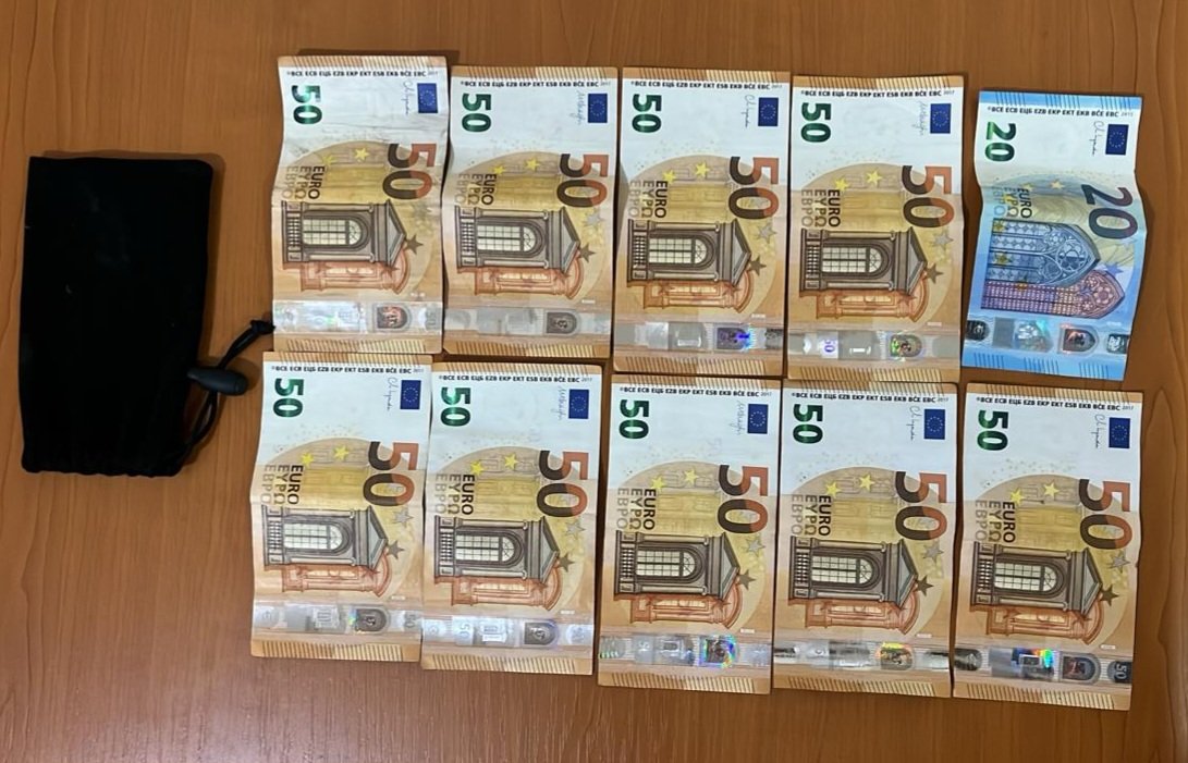 Qytetarja nga Ferizaji gjen 470 euro në tokë, i dorëzon menjëherë në Polici