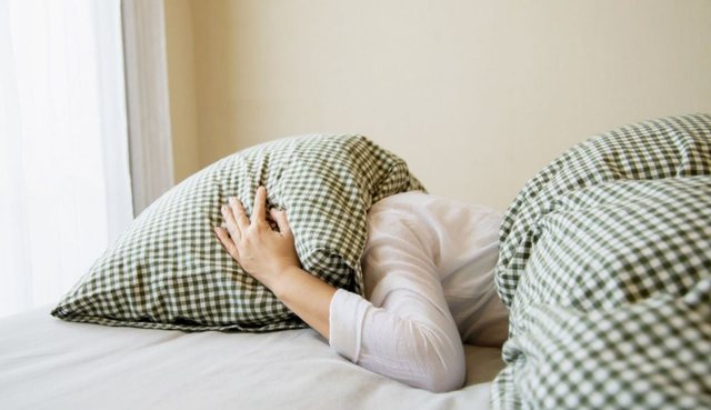 10 gabimet më të këqija me gjumin: Kafeina, Alkooli dhe Stresi ju pengon të flini