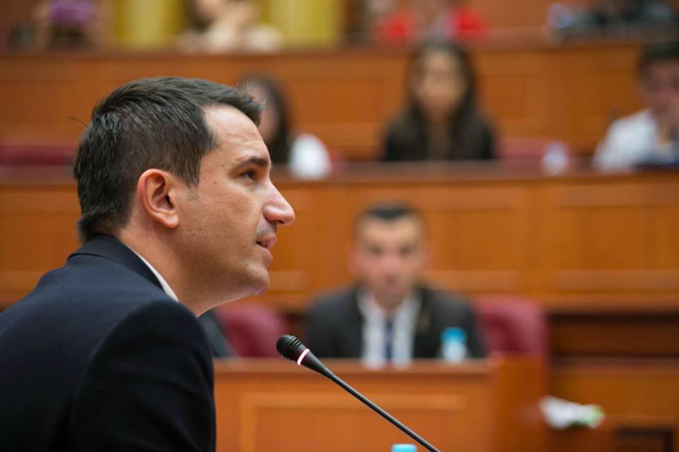 Erion Veliaj uron Krishtlindjen nga qelia: Drita gjithmonë fiton mbi errësirën dhe shpresa lind edhe në momentet më të vështira