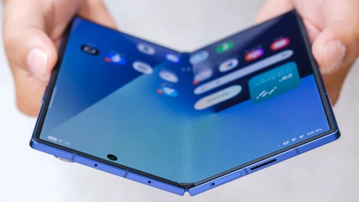 Samsung po përgatit një telefon të palosshëm me ekran më të gjerë