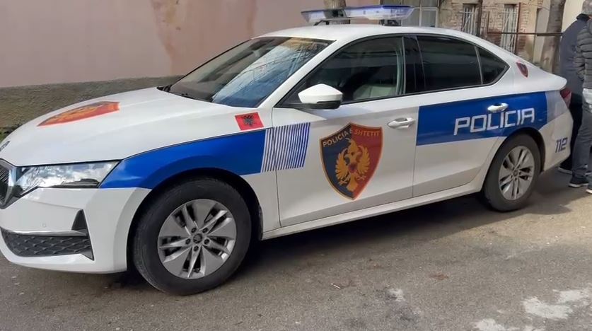 Shkodër, ishin dënuar me burg për trafik armësh dhe droge, vihet në pranga 25-vjeçari, shpallet në kërkim një tjetër