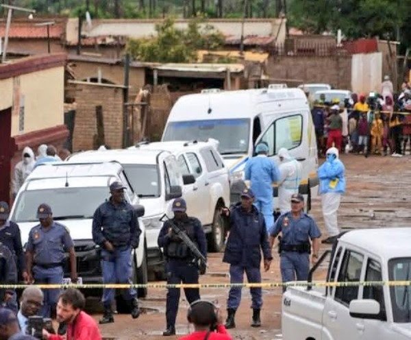 ​11 të arrestuar për të shtënat masive në një tavernë në Afrikën e Jugut
