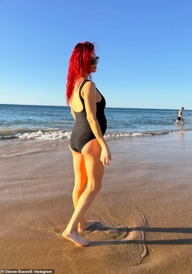 Modelja shtatzënë noton në ujë të ftohtë