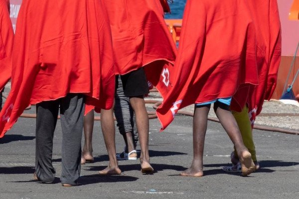 ​Mbi 150 persona dyshohet të kenë vdekur pas përmbytjes së anijes me migrantë pranë ishujve Kanarie