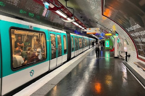 ​3 gra të plagosura në një sulm me thikë në Paris