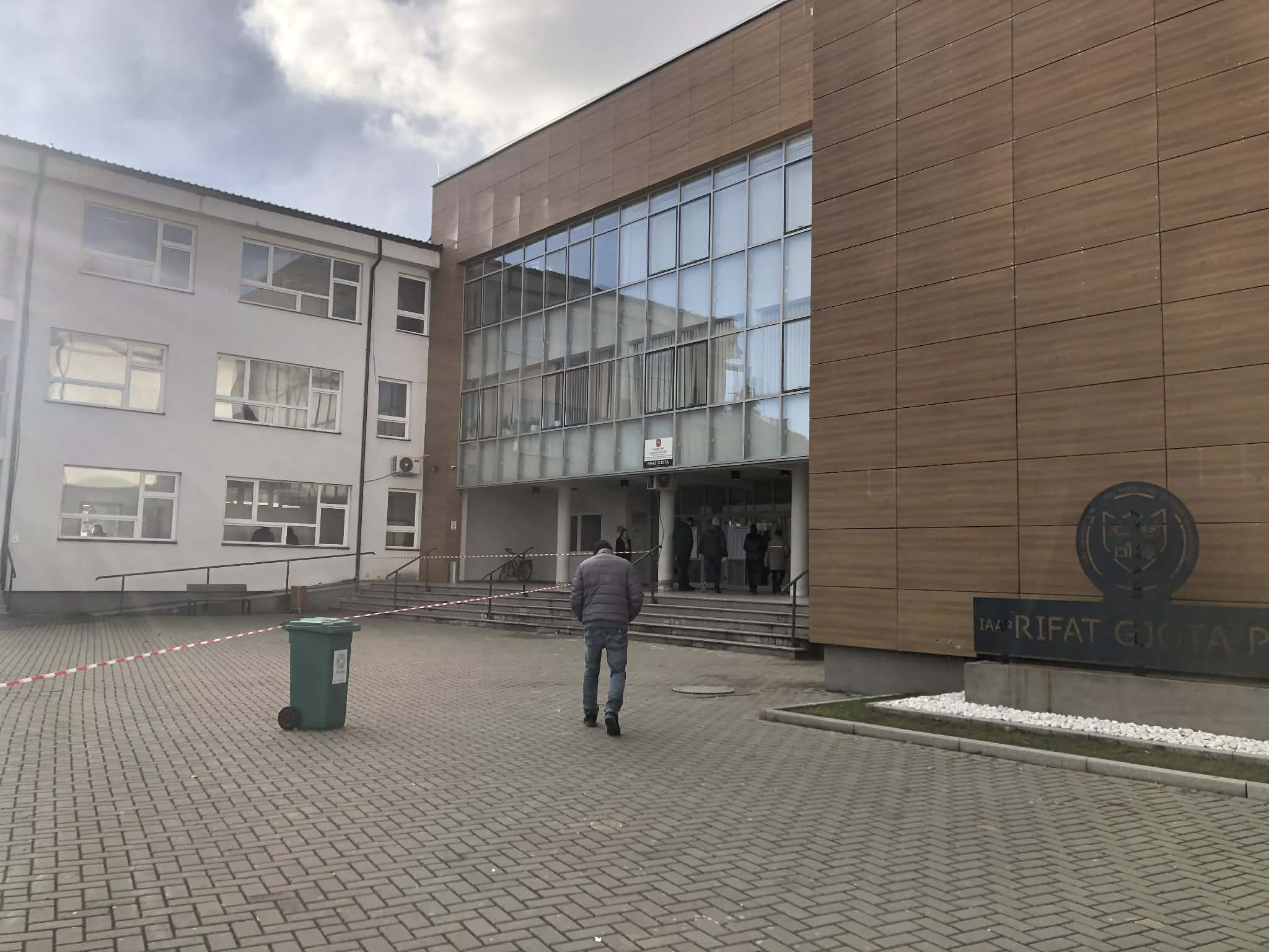 Deri më tash në shkollën “Rifat Gjota” në Pejë kanë votuar mbi 8 mijë qytetarë