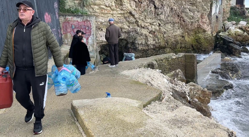 Vlora pa ujë prej 72 orësh, tubacioni i dëmtuar i ujësjellësit ndalon furnizimin te një pjesë e qytetit bregdetar