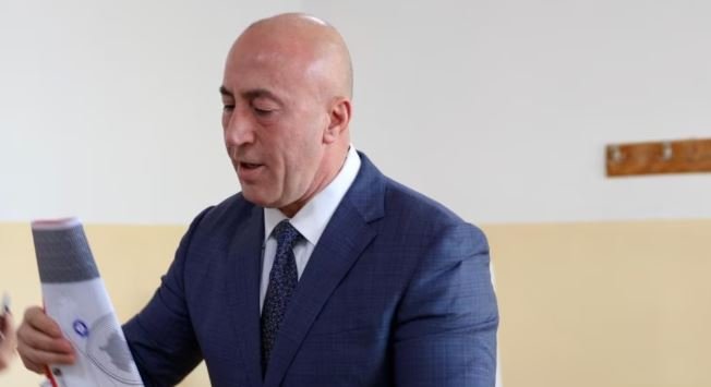 Kandidati i AAK-së për kryeministër, Ramush Haradinaj voton në Gllogjan
