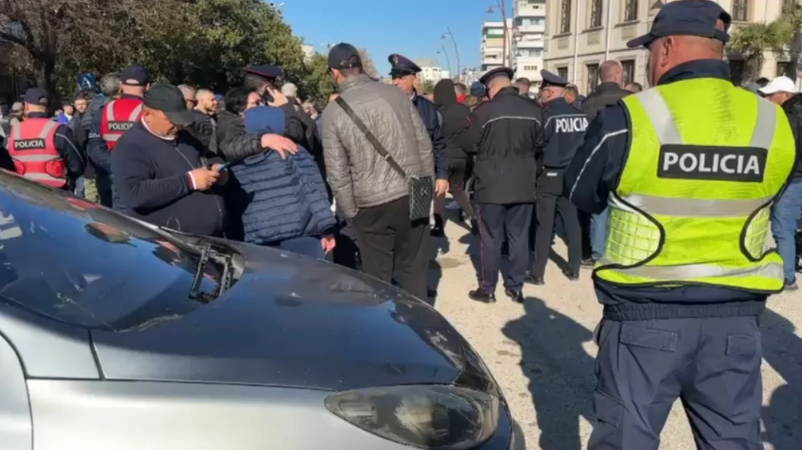 Kaos në rrugët e Vlorës, protestuesit bllokojnë kryqëzimin kryesor, radhë makinash