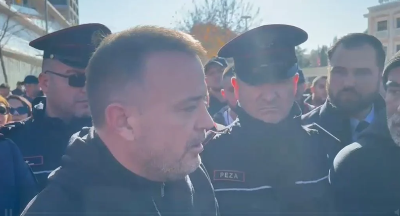 Vlora 4 ditë pa ujë/ “O vllai do më dëgjosh”, kreu i AKUK shkon te protestuesit: Do ta zgjidhim, sot në mesnatë nis furnizimi