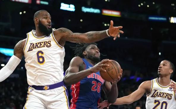 Lakers turpërohen në fushën e tyre
