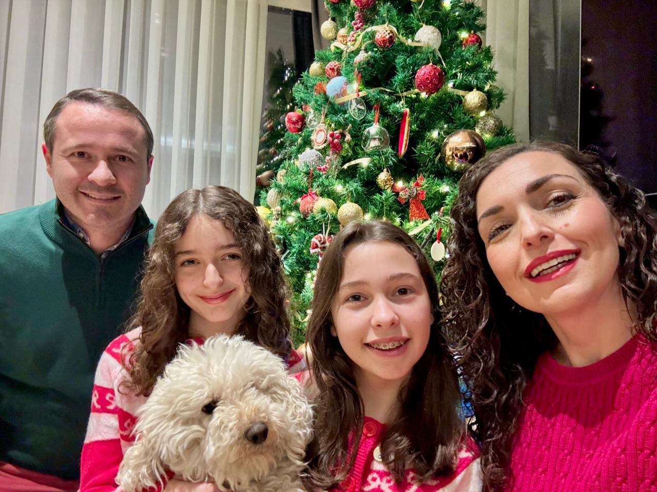 “Gati për festë”, me një fotografi familjare Osmani uron qytetarët për Vitin e Ri