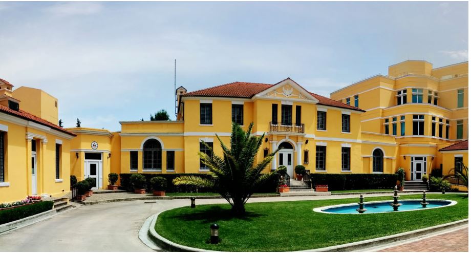 Ambasada e SHBA uron shqiptarët për Vitin e Ri